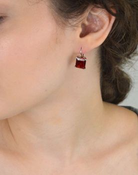 Eleganckie srebrne kolczyki 925 z dużą prostokątną cyrkonią. Długość 1,7 cm, waga 5,45 g, zapięcie na bigiel. Styl glamour na każdą okazję (4).JPG